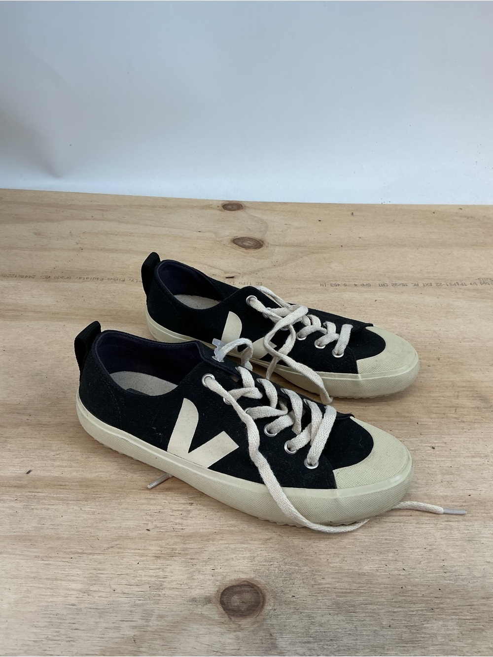 Veja Low-Top Sneakers in Black and Off-White Size 6